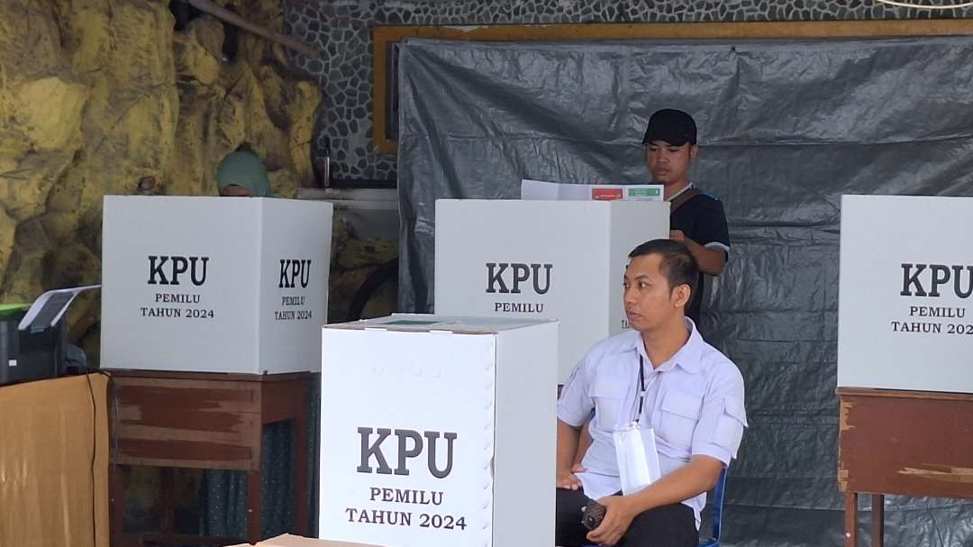 Pelaksanaan pemungutan suara ulang di TPS 35 Dukuh Pakis, Surabaya, Sabtu 24 Januari 2024. (Foto: Julianus Palermo/Ngopibareng.id)