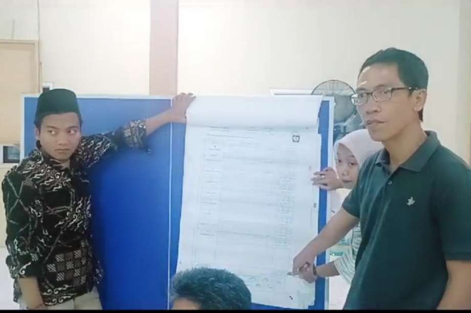 Komisioner Komisi Pemilihan Umum (KPU) Jember saat memantau rekapitulasi suara tingkat PPK Kecamatan Sumberbaru. (Foto: Istimewa)