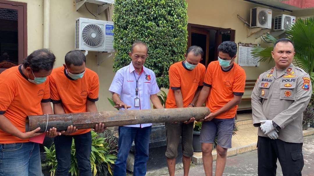 Keempat pelaku pencurian tiang kabel fiber optic milik KAI Daop 8 Surabaya, saat rilis perkara di Polsek Wonocolo, Senin 26 Februari 2024. (Foto: Julianus Palermo/Ngopibareng.id)