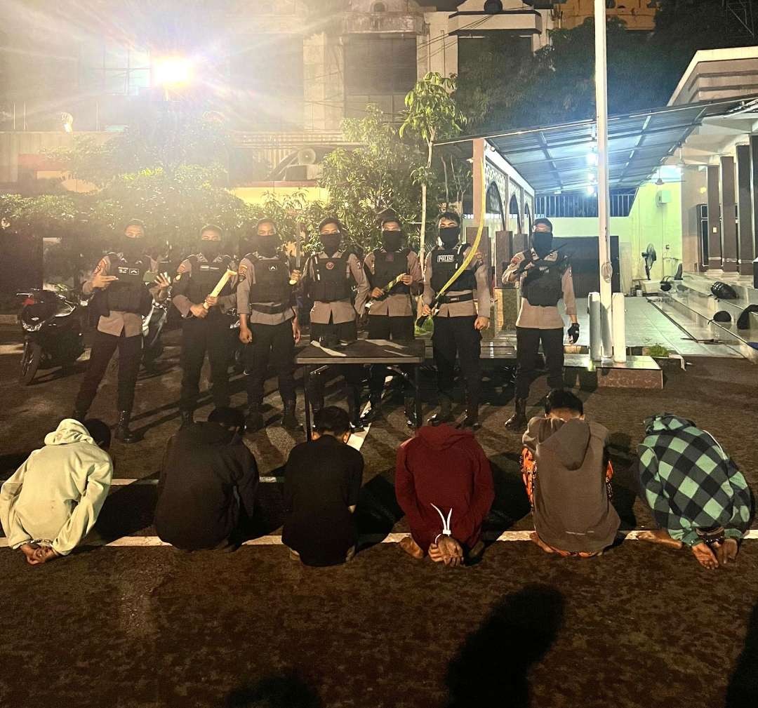 Polres Pelabuhan Tanjung Perak berhasil mengamankan enam remaja yang tergabung dalam kelompok gangster, Minggu 25 Februari 2024. (Foto: Humas Polres Pelabuhan Tanjung Perak)