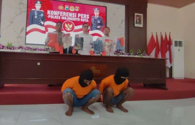 Konferensi pers kasus pemerkosaan yang dilakukan ayah tiri dan kakak ipar.(Foto: Deni Lukmantara/Ngopibareng)