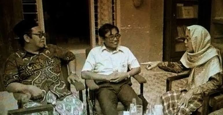 KH Achmad Siddiq, Rais Aam PBNU periode 1984-1991, bersama KH Abdurrahman Wahid alias Gus Dur duduk di samping Nurcholish Madjid (Cak Nur, tengah). (Foto:dok/ngopibareng.id)