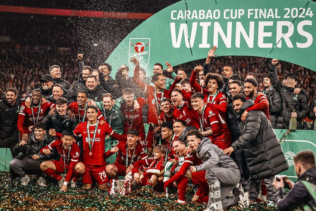 Darwin Nunez dan seluruh pemain yang cedera juga hadir dalam perayaan juara Liverpool di Piala Carabao 2023-2024. (Foto: X/@LFC)
