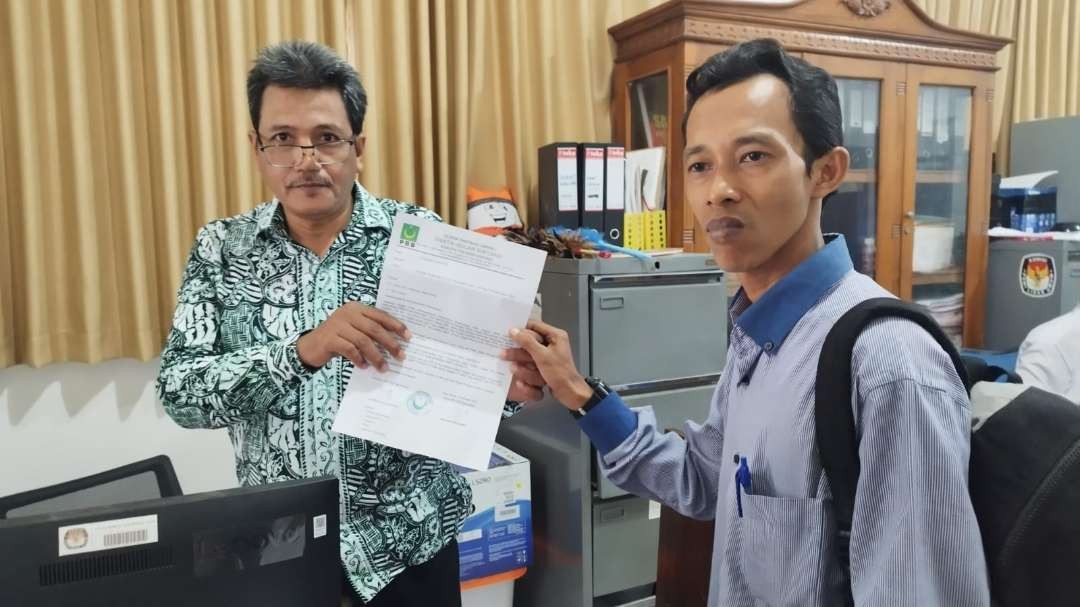 Humas PBB Banyuwangi, Fahmul Huda menyerahkan surat permohonan untuk perhitungan ulang surat suara di Dapil 1 dan 8 (foto: Muh Hujaini/Ngopibareng.id)