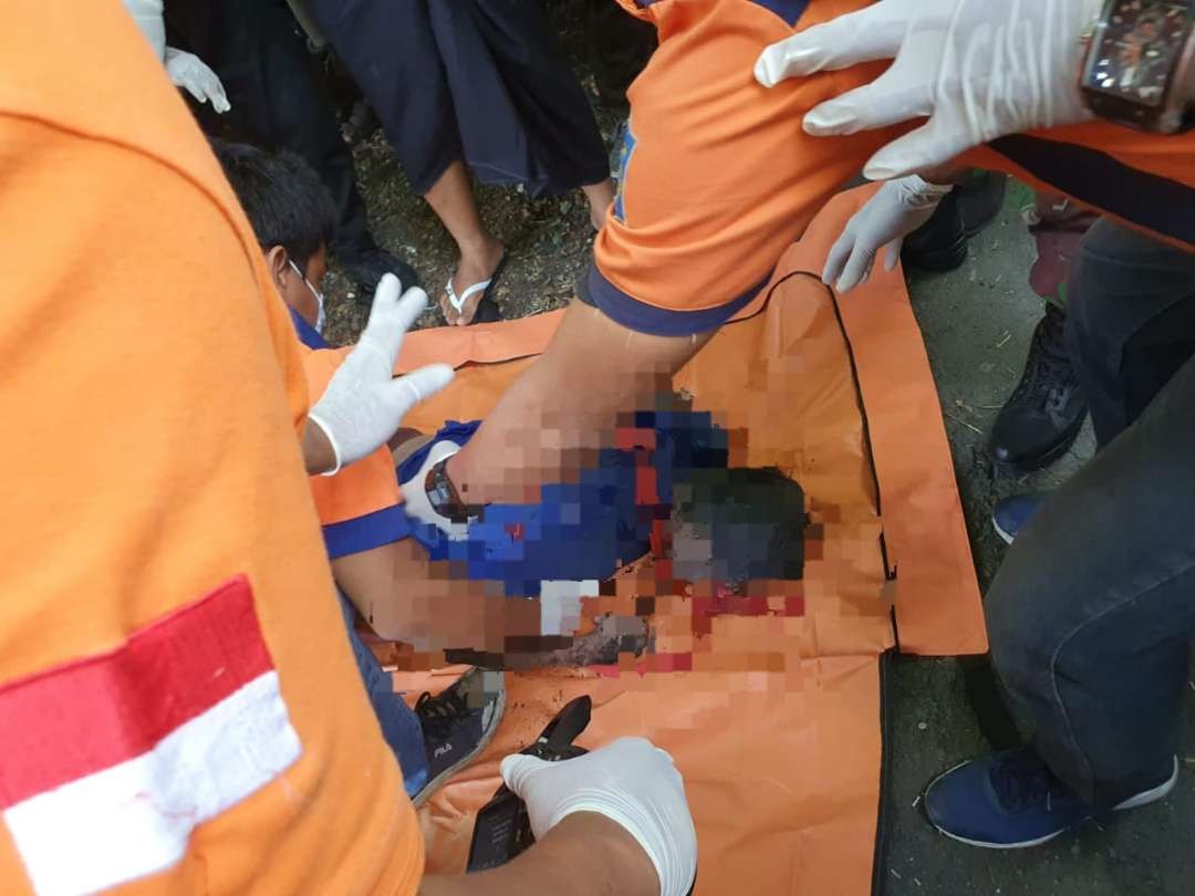 Seorang pria berinisial PWS ditemukan meninggal tengkurep di Sungai Medokan Asri, Rungkut. (Foto: Comand Center 112)