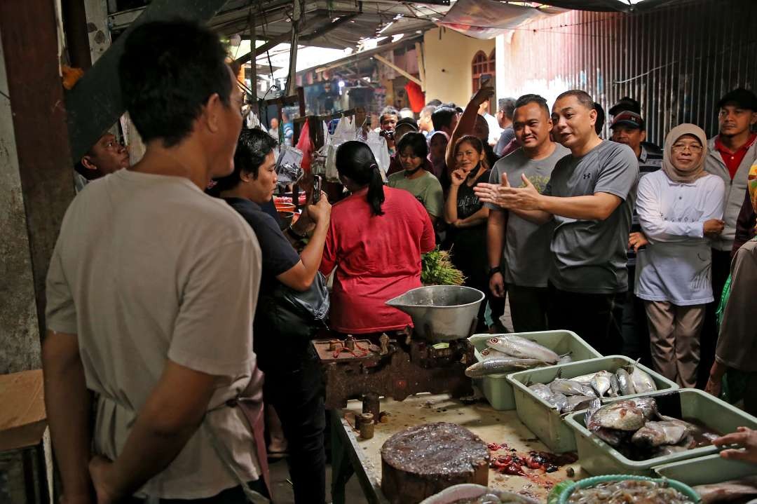 Walikota Surabaya Eri Cahyadi saat berbincang dengan salah satu pedagang di Pasar Simo, Surabaya. (Foto: Humas Pemkot Surabaya)
