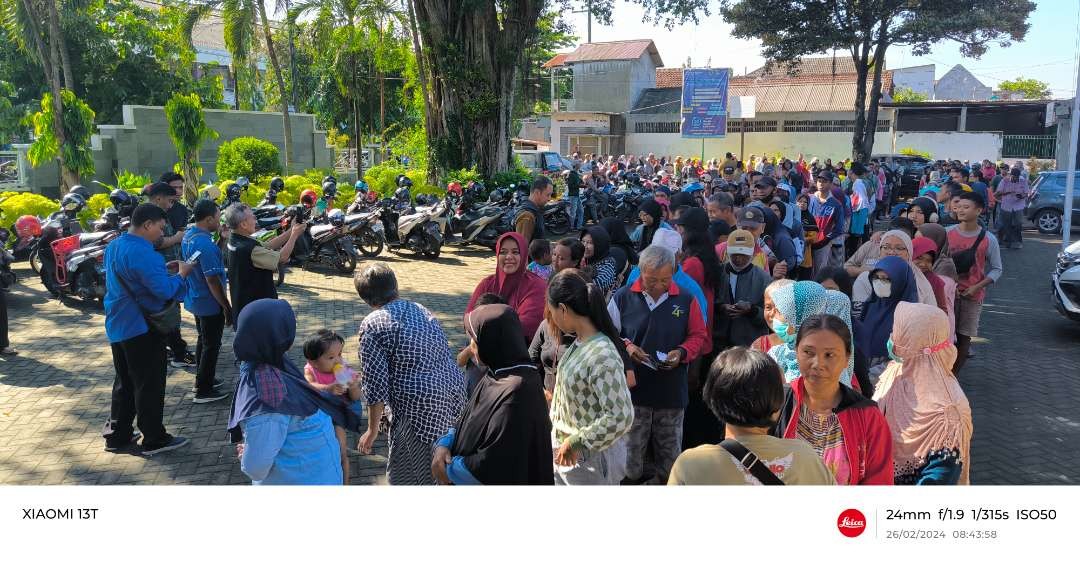 Ratusan warga di Kecamatan Mojoroto, Kota Kediri rela antre beras murah di Kantor Kecamatan Mojoroto, pada Senin 26 Februari 2024. (Foto: Fendy Lesmana/ngopibareng.id)