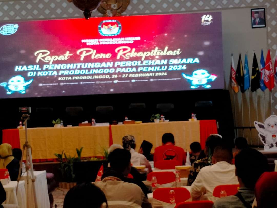 Rapat Pleno Rekapitulasi Hasil Penghitungan Suara Pemilu Kota Probolinggo, Jawa Timur, Senin 26 Februari 2024. (Foto: Ikhsan Mahmudi/Ngopibareng.id)