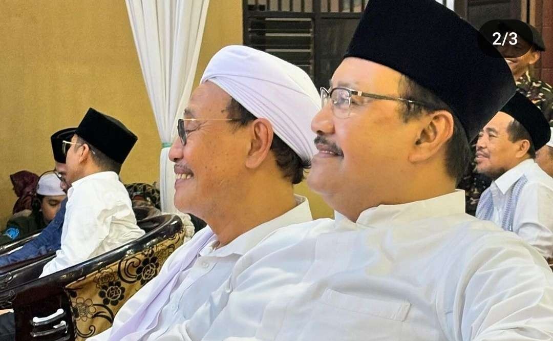 KH Moh. Hasan Mutawakil Adalah, Ketua MUI Jawa Timur, bersama Sekjen PBNU H Saifullah Yusuf. (Foto:adi/ngopibareng.id)