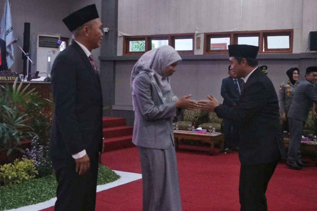 Wakil Walikota Pasuruan saat bersalaman dengan Ukrimatus Saadah. Ukrimatus Saadah dilantik sebagai anggota DPRD Kota Pasuruan lewat Pergantian Antar Waktu. (Foto: Pemkot Pasuruan)