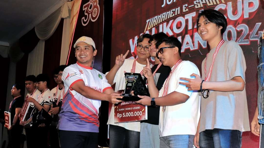 Wakil Wali Kota Pasuruan, Adi Wibowo saat memberikan penghargaan kepada para pemenang Turnamen e-sport Wali Kota Pasuruan Cup 2024. (Foto: PemkotPasuruan)