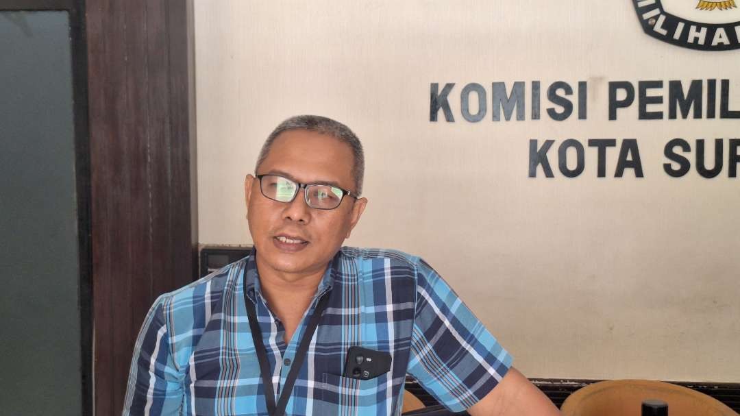 Komisioner KPU Kota Surabaya Divisi Teknis Penyelenggaraan Soeprayitno, saat ditemui di Kantor KPU Kota Surabaya. (Foto: Julianus Palermo/Ngopibareng.id)