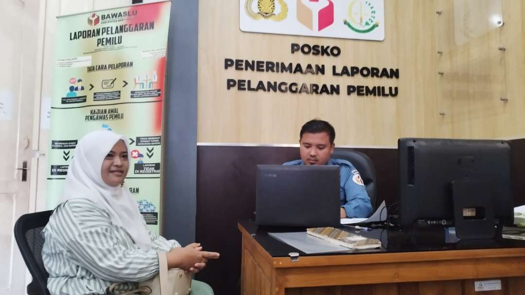 Caleg Demokrat nomor urut 1 Dapil 1 Yunieta  Nurcahyani Indrasari melapor ke Bawaslu (Foto: Muh Hujaini/Ngopibareng.id)