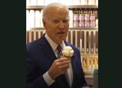Video Presiden Amerika Serikat Joe Biden mengumumkan kemungkinan gencatan senjata di Gaza, viral. Sebabnya, ia mengumumkan sambil makan es krim. (Foto" Tangkapan layar)