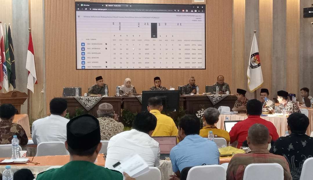 Rapat pleno rekapitulasi hasil perolehan suara pemilu 2024 tingkat Kabupaten Tuban. (Foto: Khoirul Huda/Ngopibareng.id)