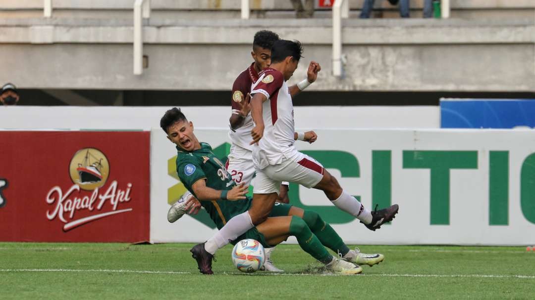 Pemain Persebaya, Bruno Moreira mendapat hadangan pemain PSM Makassar. (Foto: Fariz Yarbo/Ngopibareng.id)