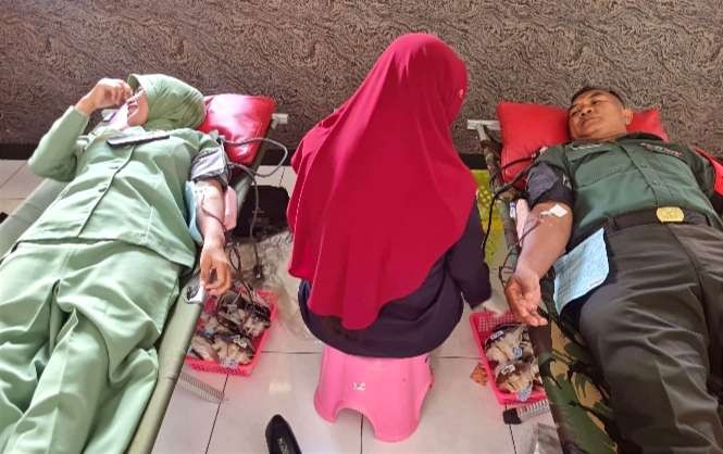 Prajurit dan istri prajurit Kodim 0823 Situbondo mendonorkan darah dalam kegiatan donor darah menyambut HUT ke-78 Persit, 3 April 2024. (Foto: Dok. Pendim 0823)