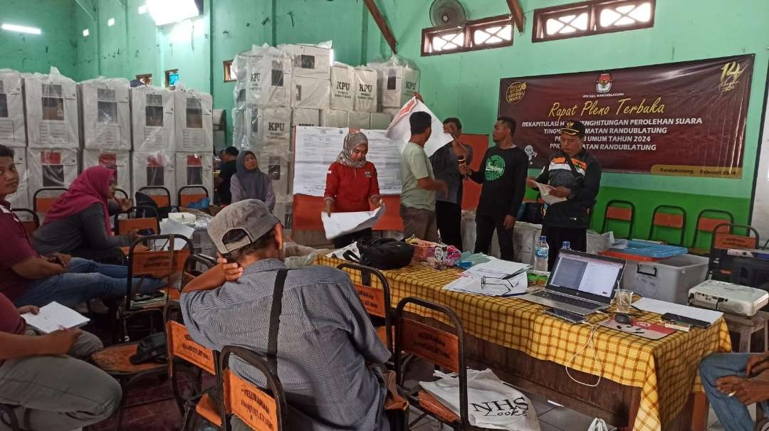 Rekapitulasi penghitungan suara di tingkat Kecamatan Randublatung belum lama ini (Foto: Ahmad Sampurno/ Ngopibareng.id)