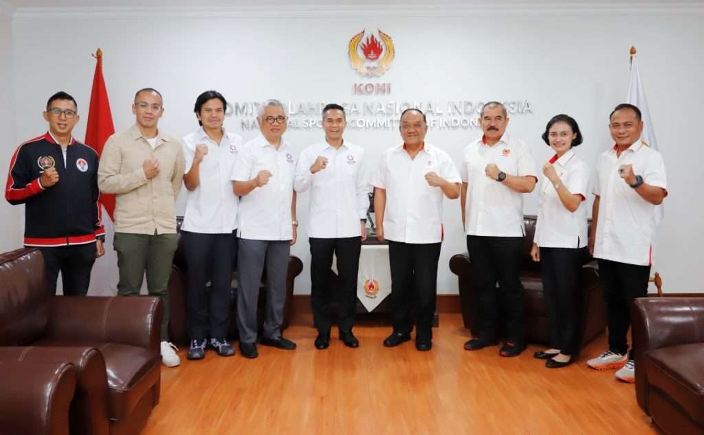 CdM Kontingen Indonesia di Olimpiade 2024 Paris, Anindya Novyan Bakrie (kelima dari kiri) saat berkunjung ke Kantor KONI Pusat. (Foto: KONI)