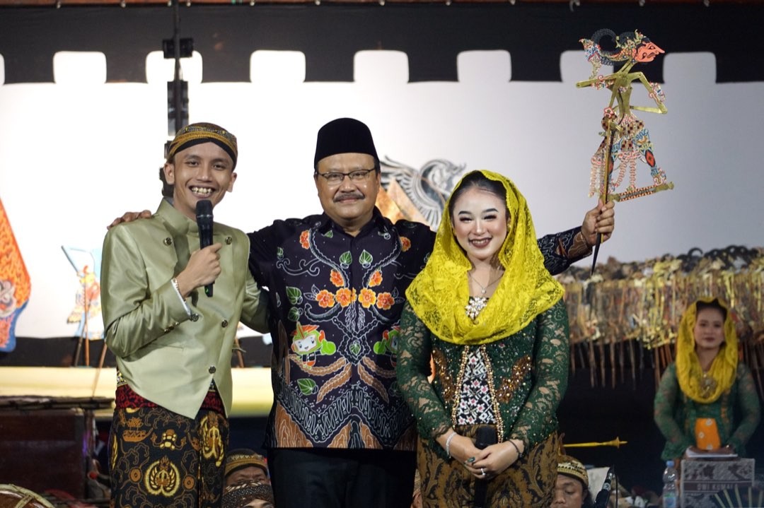 Dalang muda Ki Akbar Syahalam dan Walikota Pasuruan Saifullah Yusuf (Gus Ipul) bersama sinden Niken Salindry. (Foto: Ist)