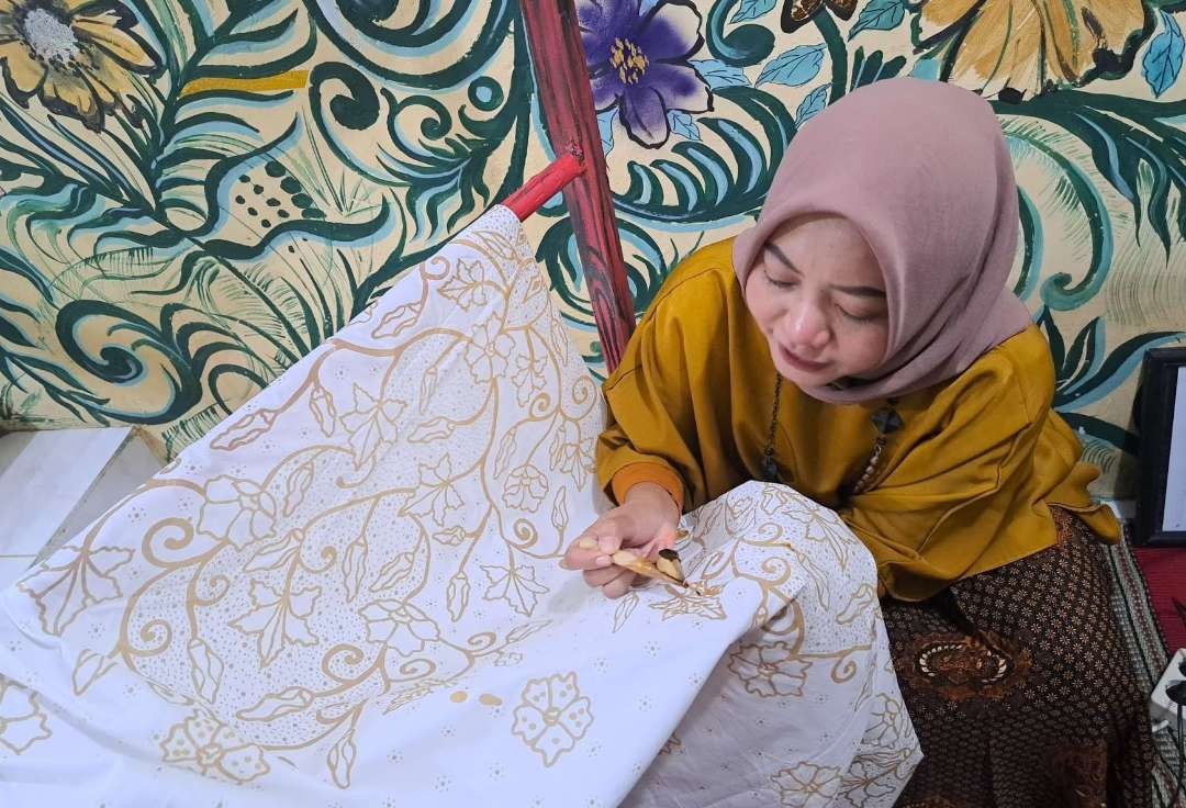 Ilustrasi pembatik di Kampung Batik Krangan Surabaya. Pemkot Surabaya gelar lomba motif batik untuk tambah koleksi. (Foto: Pita Sari/Ngopibareng.id)