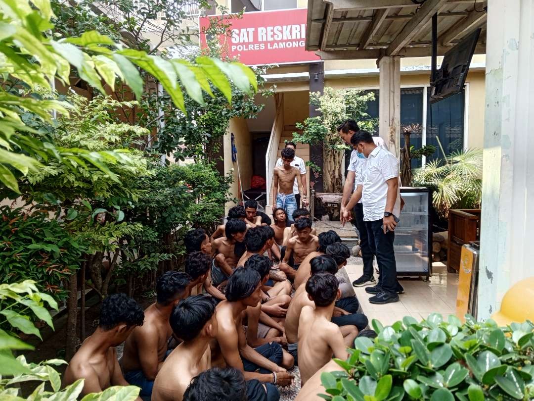 Sejumlah anggota perguruan silat yang terlibat kericuhan diamankan di Mapolres Lamongan (Foto: Imron Rosidi/Ngopibareng.id)