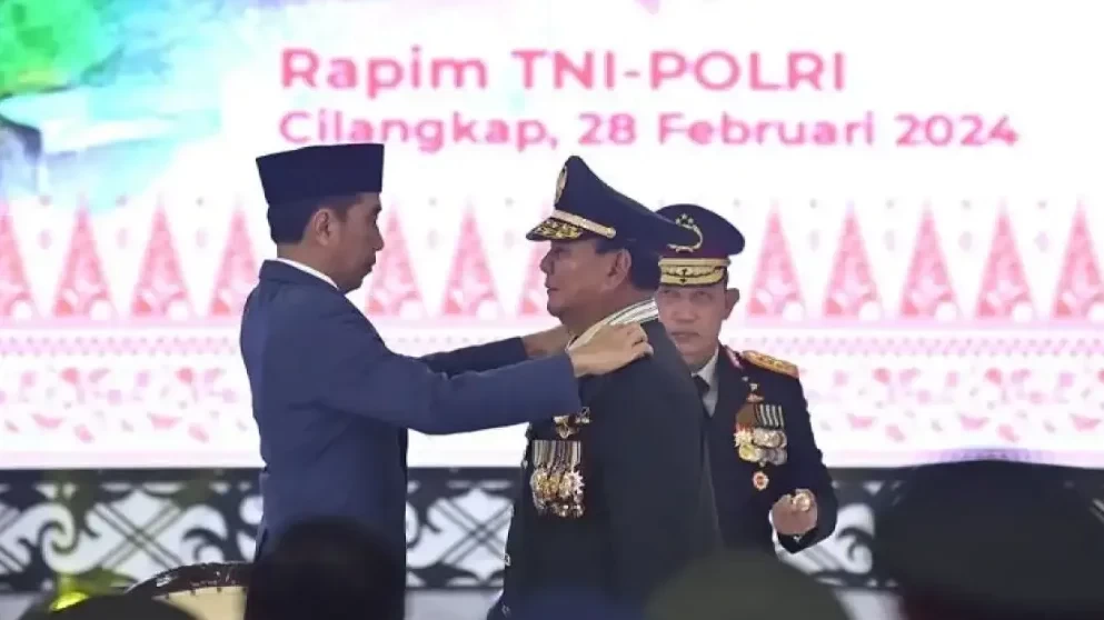 Menteri Pertahanan RI Prabowo Subianto menerima kenaikan pangkat istimewa dari purnawirawan jenderal bintang tiga menjadi jenderal bintang empat. (Foto: Setpres)