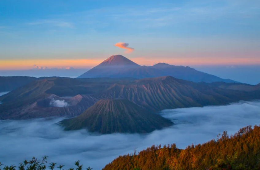 Gunung Semeru melontarkan abu vulkanik setinggi lebih kurang 900 meter di atas puncak gunung api, pada Rabu 28 Februari 2024, pagi hari ini. (Foto ilustrasi: unsplash)