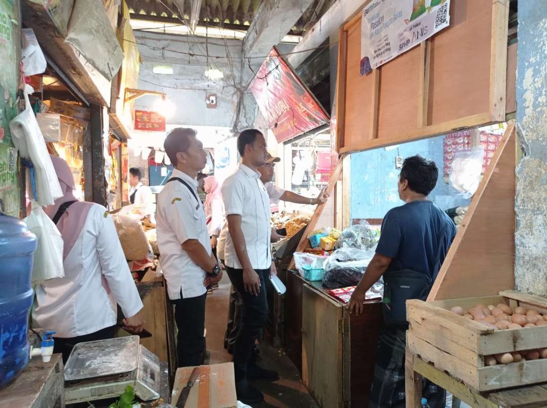 Satgas Pangan Polres Jember bersama Disperindag saat melakukan sidak di Pasar Tanjung (Foto: Rusdi/Ngopibareng.id)