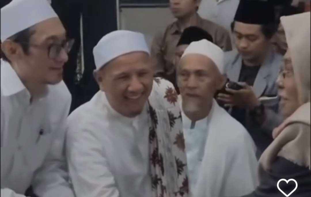 Habib Novel al-Habsyi Solo  bersama KH Nurul Huda Djazuli Ploso dan KH Abdulloh Kafabih Mahrus Lirboyo, Kediri. (Foto:dok/ngopibareng.id)