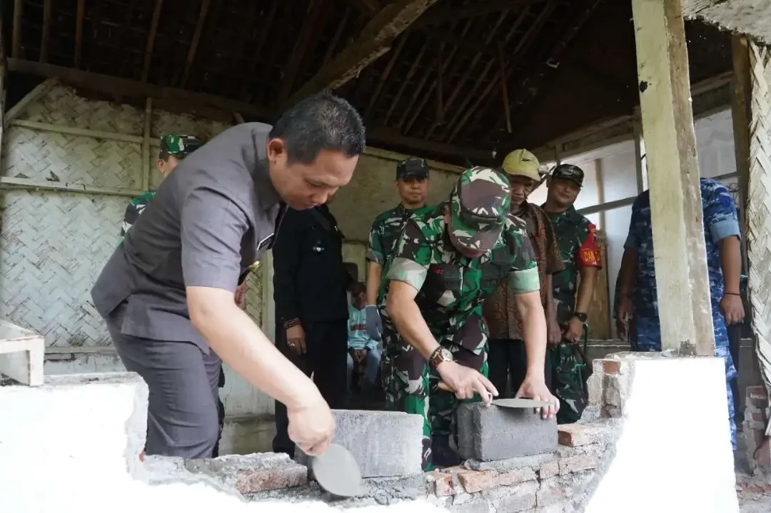 Bupati Lumajang Thoriqul Haq ketika peletakan batu pertama TNI Manunggal Masuk Desa (TMMD) di Kabupaten Lumajang, Selasa 11 September 2022. (Foto: Humas Kab. Lumajang)