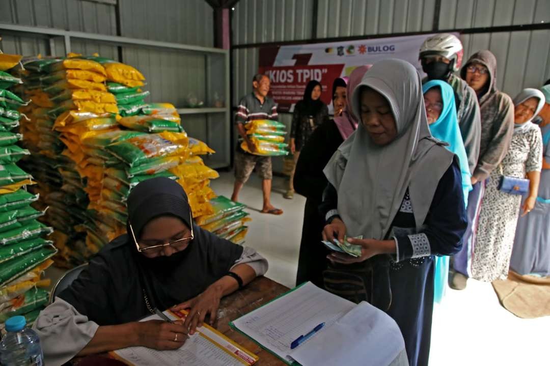 Beras SPHP digelontorkan Pemkot Surabaya di sejumlah pasar untuk menstabilkan harga beras premium. (Foto: Humas Pemkot Surabaya)