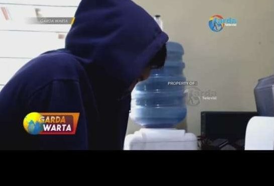 Pelaku pencurian celana dalam wanita saat dimintai keterangan anggota Polsek Balong, Ponoroggo. (Foto: tangkapan layar garda warta)