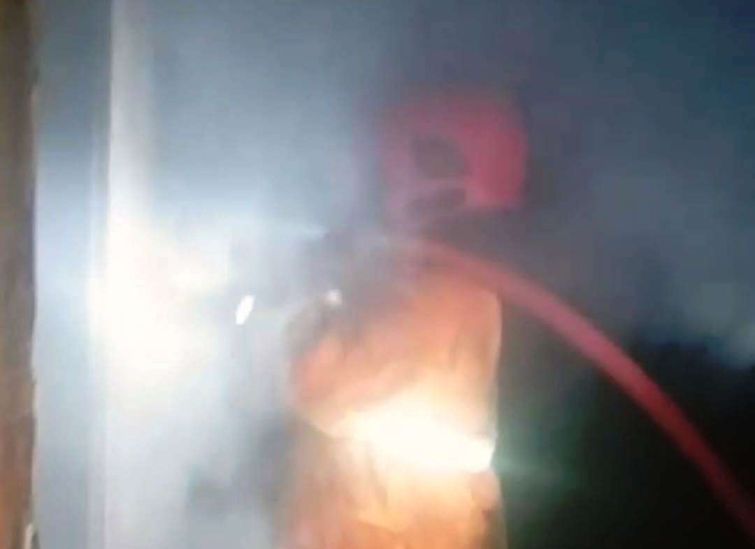 Petugas Damkarmat berupaya memadamkan api di tengah asap pekat yang ada di bangunan Grand Royal Banyuwangi. (Foto: Istimewa)