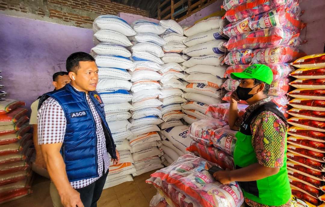 Kasat Reskrim Polresta Sidoarjo saat cek harga beras di pasar Larangan Sidoarjo (Foto: Aini/Ngopibareng.id)