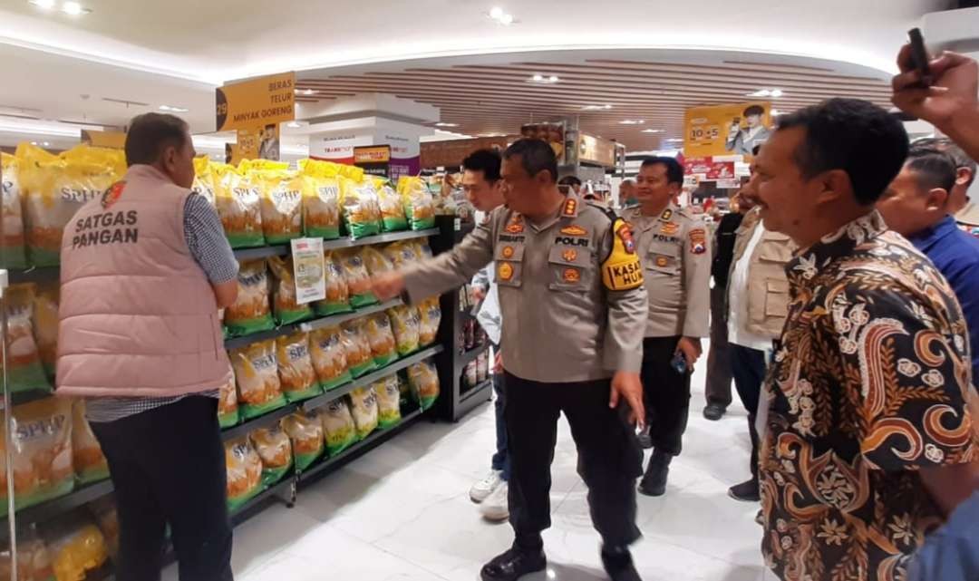 Satgas Pangan Bareskrim Polri saat mengecek ketersediaan beras di salah satu retail modern di Surabaya, Kamis 29 Februari 2024. (Foto: Istimewa)