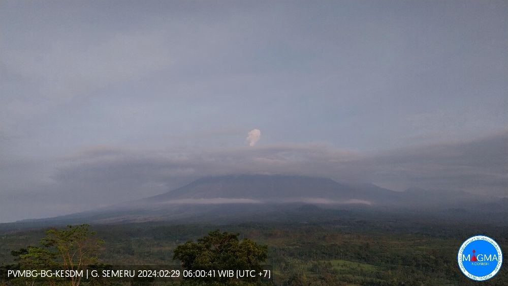 Gunung Semeru dalam penampakan pada Kamis 29 Februari 2024. (Foto: dok. magma.esdm)