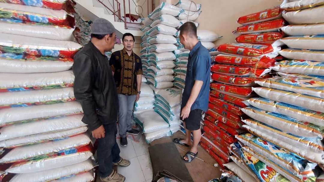 TPID saat melakukan sidak di gudang beras milik distributor di Kota Probolinggo. (Foto: Ikhsan Mahmudi/Ngopibareng.id)