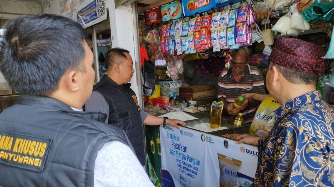 Satgas pangan berbincang dengan salah satu pemilik toko di pasar Blambangan (foto: Muh Hujaini/Ngopibareng.id)