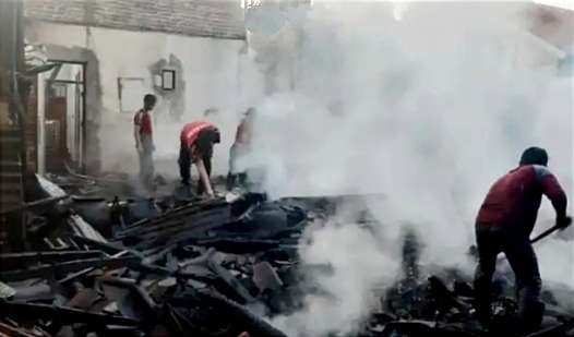 Dua rumah milik kakak dan adik ludes terbakar saat ditinggal ke resepsi pernikahan saudaranya. (Foto: Dokumen BPBD Situbondo)