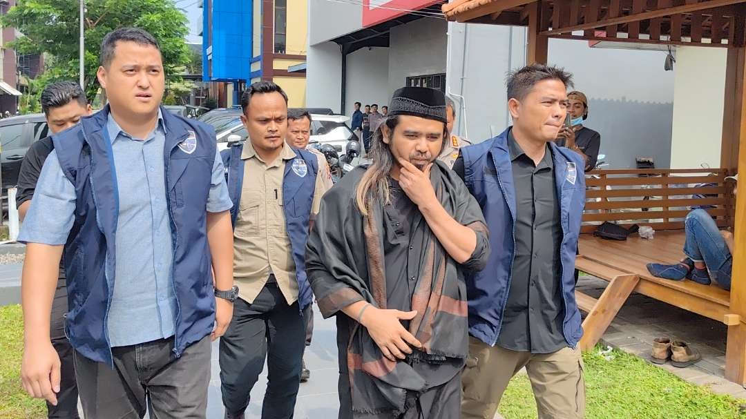 Gus Samsudin diamankan penyidik Subdit V Siber Ditreskrimsus Polda Jatim. (Foto: Fariz Yarbo/Ngopibareng.id)