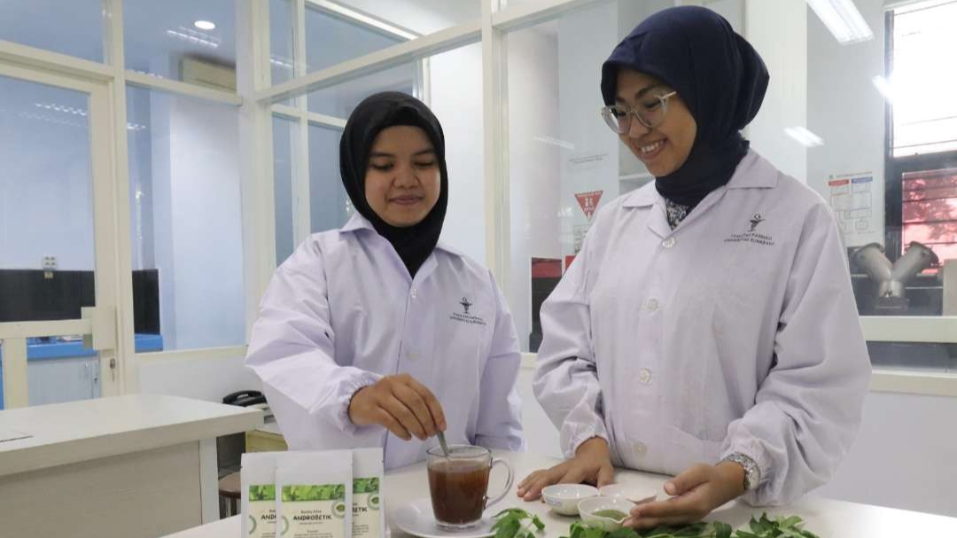 Dua mahasiswa Ubaya kreasikan daun sambiloto jadi minuman herbal cegah diabetes. (Foto: Dokumentasi Ubaya)