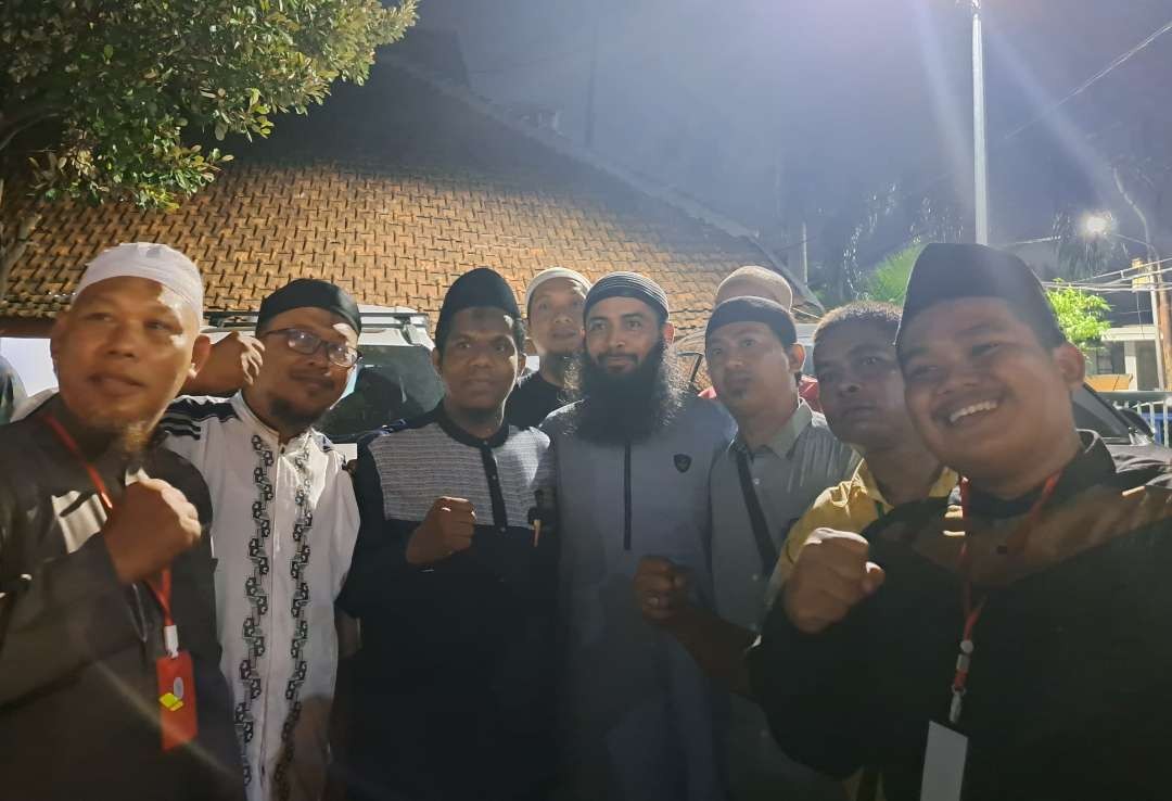 Ustaz Syafiq Riza Hasan Basalamah usai mengisi kajian di Masjid Al-Ikhlash, Krembangan Surabaya. (Foto: Pita Sari/Ngopibareng.id)