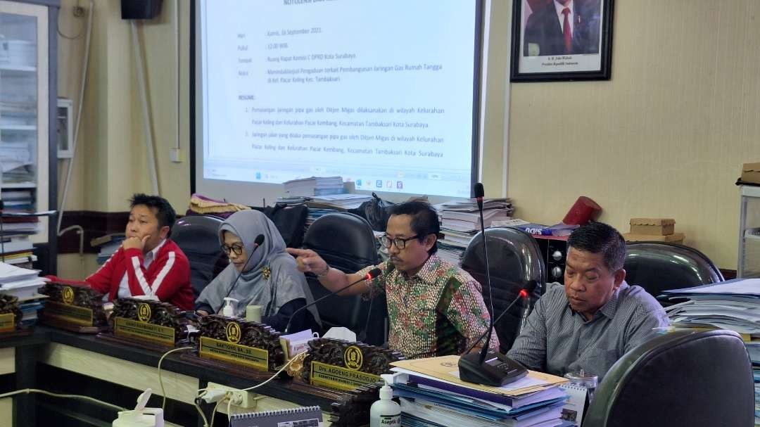 Suasana rapat dengar pendapat Komisi C DPRD Kota Surabaya. (Foto: Julianus Palermo/Ngopibareng.id)