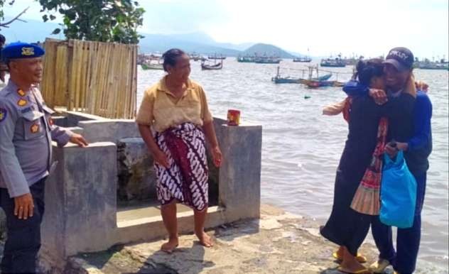 Disaksikan anggota Satpolairud Polres Situbondo, nelayan asal Besuki Situbondo M. Jalil disambut istri setelah sehari terombang-ambing di laut lepas. (Foto: Dokumentasi Humas Polres Situbondo)