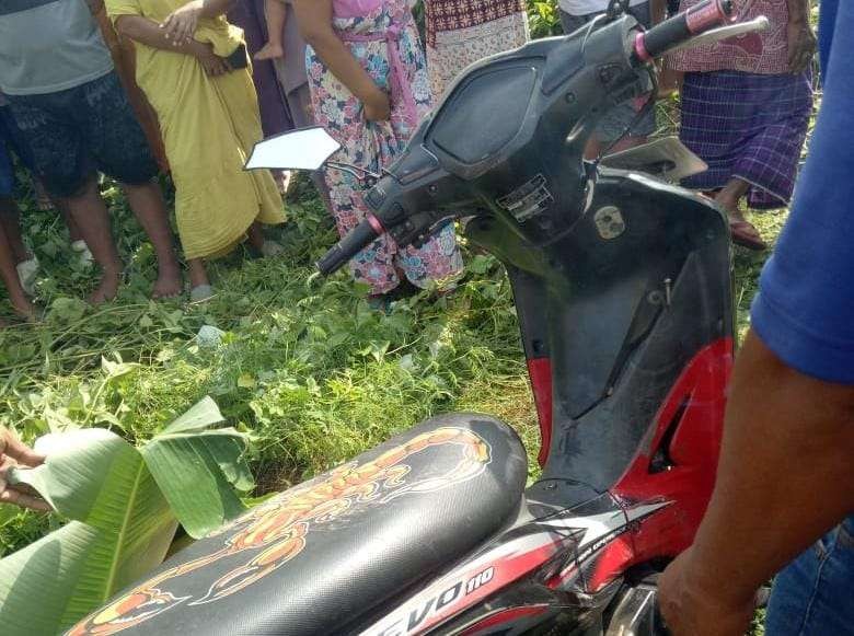 Mayat pria (ditutup daun pisang) ditemukan di pinggir jalan Desa Selogudik Wetan, Kecamatan Pajarakan, Kabupaten Probolinggo. (Foto: Istimewa)