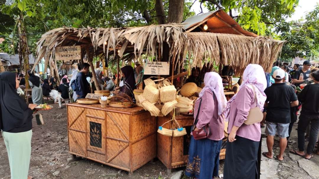 Pengunjung Pasar Lidah Ndonowati saat melihat-lihat kerajinan yang dijual. (Foto: Fariz Yarbo/Ngopibareng.id)