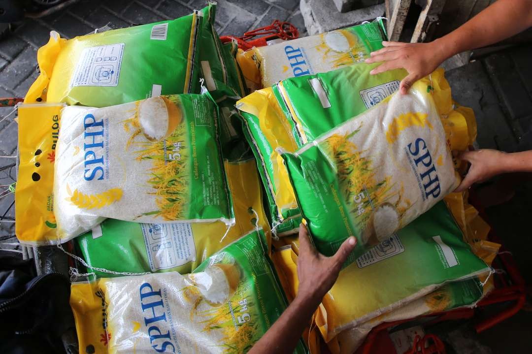 Pemberian bantuan beras subsidi SPHP oleh Pemkot Surabaya. (Foto: Humas Pemkot Surabaya)