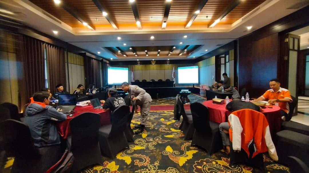 Proses rekapitulasi perolehan suara tingkat kabupaten masih berlangsung di hotel el royal (foto: Muh Hujaini/Ngopibareng.id)