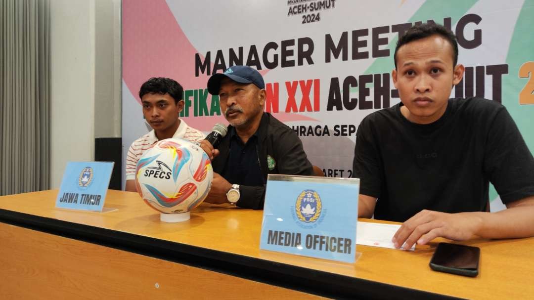 Pelatih Sepak Bola Jatim, Fakhri Husaini menyampaikan timnya bertekad meraih tiket PON 2024. (Foto: Fariz Yarbo/Ngopibareng.id)